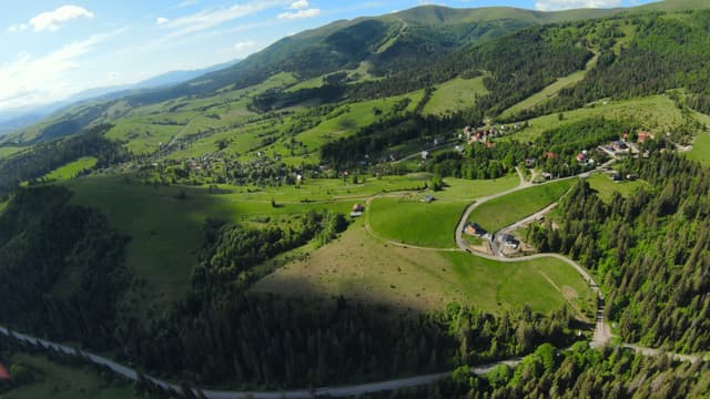 Панорама долини та хребтів Карпат з ділянки в Подобовці